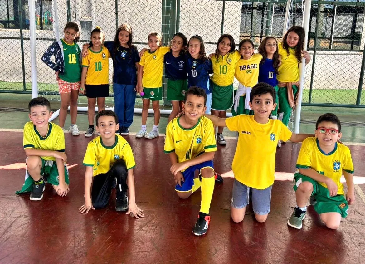 Alunos em atividade esportiva na quadra