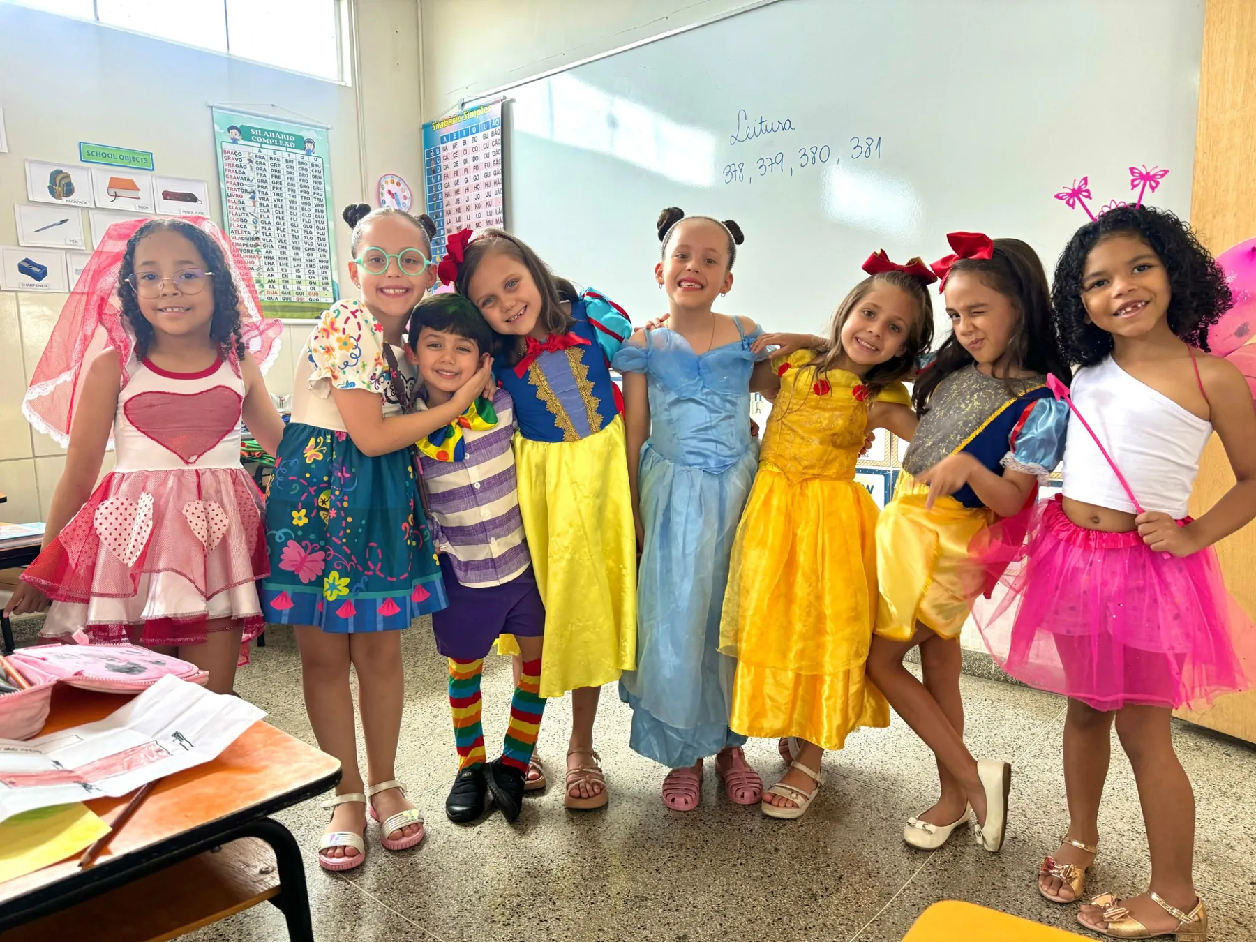 Alunos fantasiados em atividade escolar